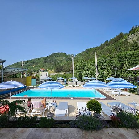 Pensiunea Tobo Baia de Fier Bagian luar foto